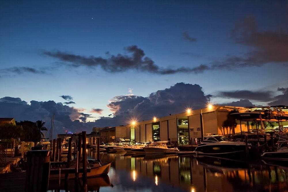 DaSpader · CC BY-SA 3.0 · https://commons.wikimedia.org/wiki/File:Fort_Lauderdale_Before_Dawn_-_panoramio.jpg 15th Street Fisheries, Fort Lauderdale