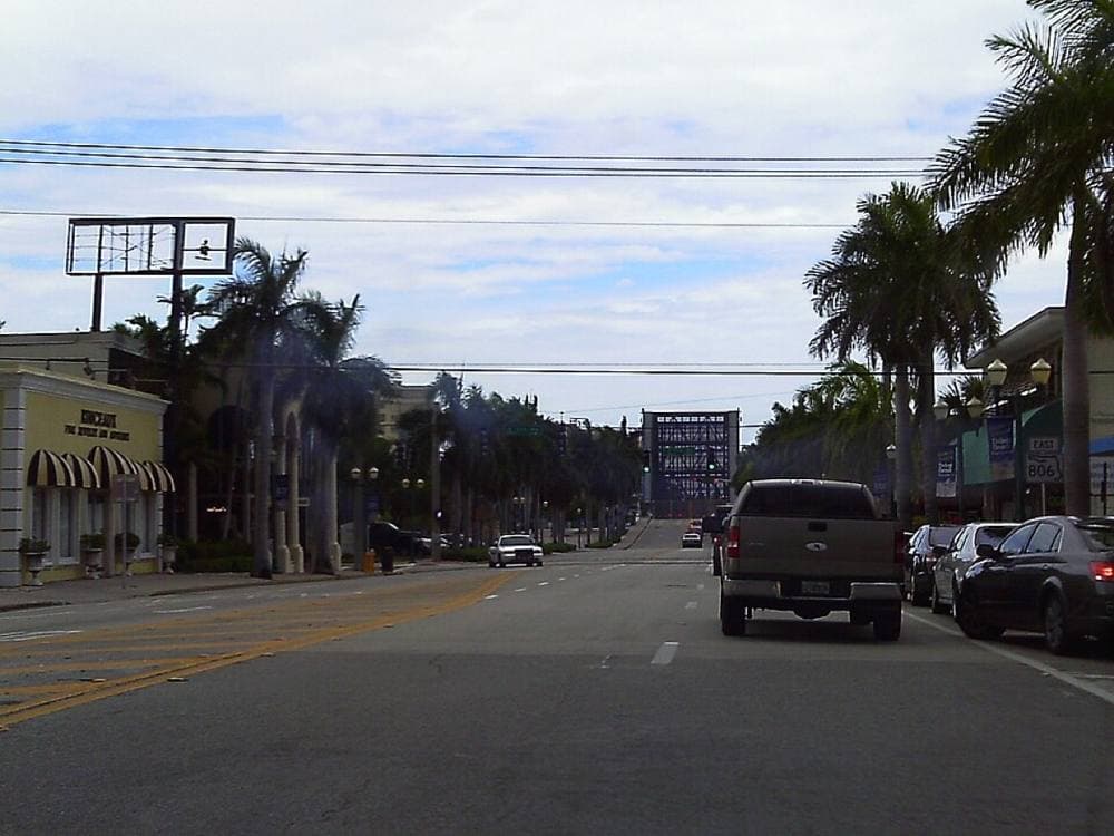 Adam Moss · CC BY-SA 2.0 · https://commons.wikimedia.org/wiki/File:FL_806_in_downtown_Delray_Beach.jpg Atlantic Avenue & Pineapple Grove, Delray Beach