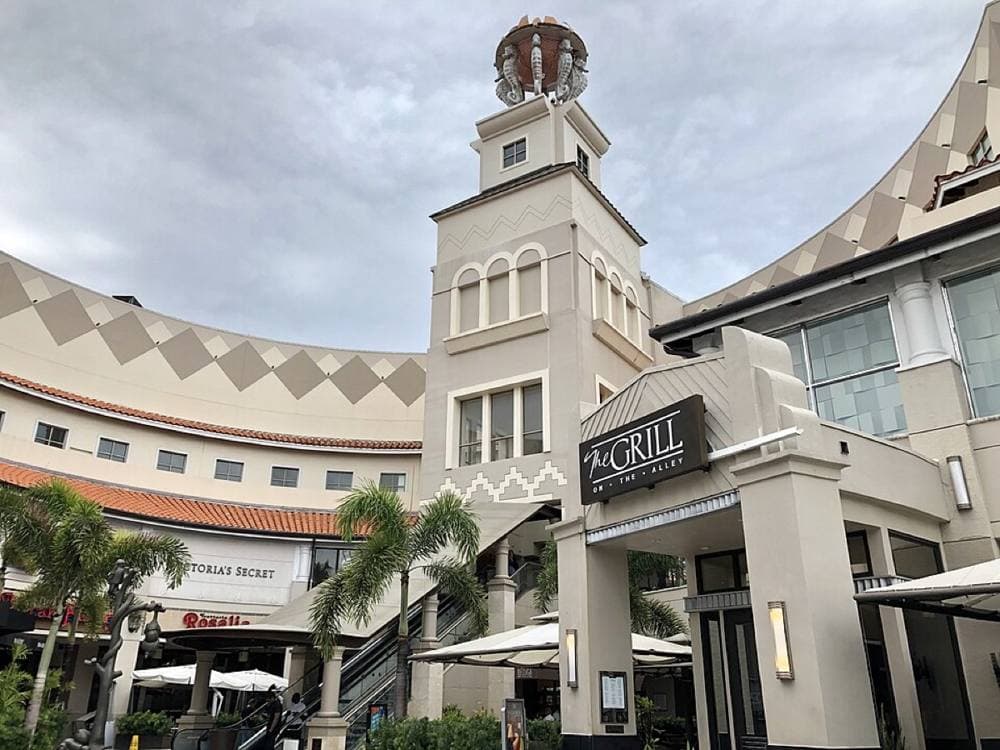 Chris6d · CC BY-SA 4.0 · https://commons.wikimedia.org/wiki/File:Aventura_Mall_exterior_2020.jpg Aventura Mall, Aventura