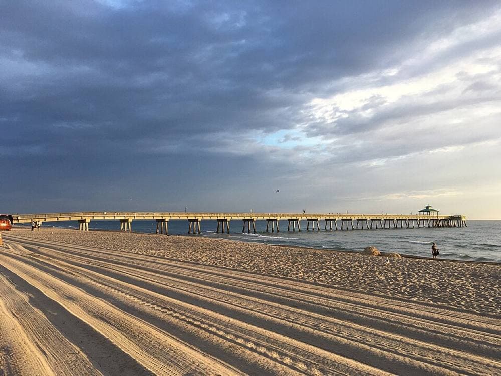 Old Hoar's Frost · CC BY-SA 4.0 · https://commons.wikimedia.org/wiki/File:Deerfield_International_Fishing_Pier,_Florida.jpg Boca Inlet & Deerfield Pier, Boca Raton / Deerfield Beach