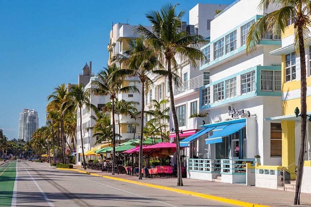 Robbschultz69 · CC BY-SA 4.0 · https://commons.wikimedia.org/wiki/File:Ocean_Drive_in_the_Miami_Beach_Art_Deco_Historic_District.jpg Cultural tours, Miami / FTL / Delray / Boca / WPB