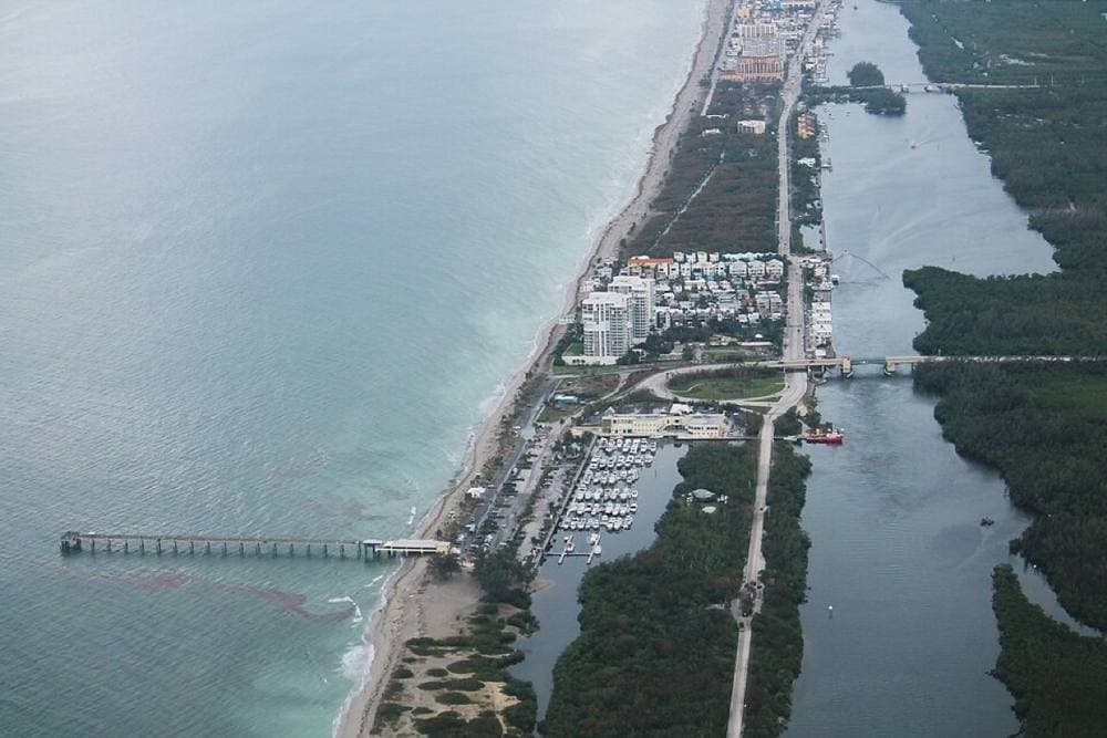 formulanone · CC BY-SA 2.0 · https://commons.wikimedia.org/wiki/File:Dania_Beach_Pier_Aerial.jpg Dania Beach jetty / Mizell-Johnson, Dania Beach