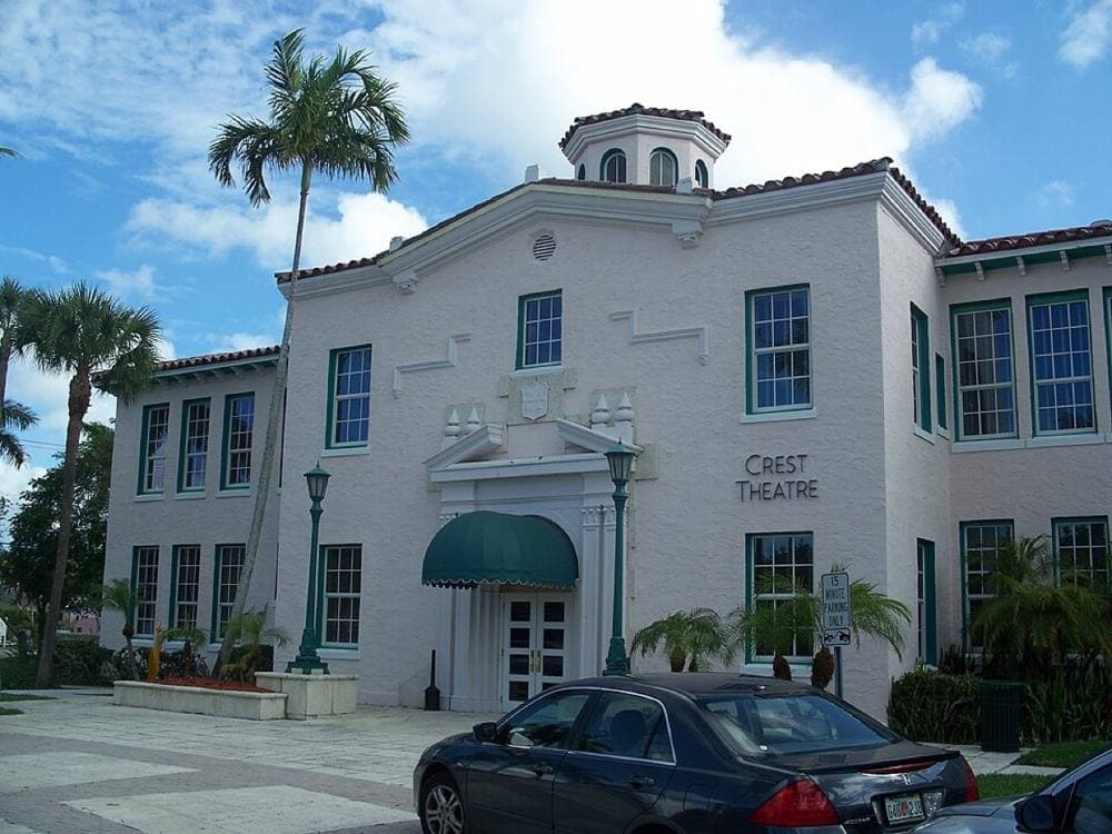 Ebyabe · CC BY-SA 3.0 · https://commons.wikimedia.org/wiki/File:Delray_Beach_FL_Delray_Beach_Schools_Crest_Thtr02.jpg Delray Beach GreenMarket, Old School Square
