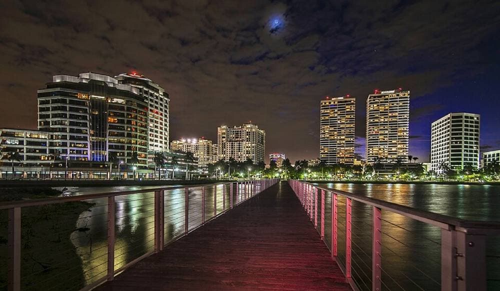 FHolmstock · CC BY-SA 3.0 · https://commons.wikimedia.org/wiki/File:West_Palm_Beach_waterfront_-_panoramio.jpg E.R. Bradley's, West Palm Beach