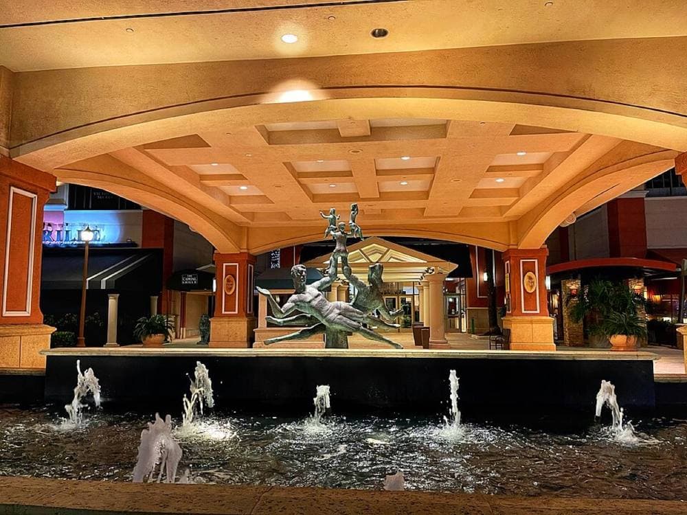 Rob Olivera · CC BY 2.0 · https://commons.wikimedia.org/wiki/File:The_Galleria_Mall_-_Fort_Lauderdale_(50651659272).jpg Galleria Fort Lauderdale, Sunrise Blvd