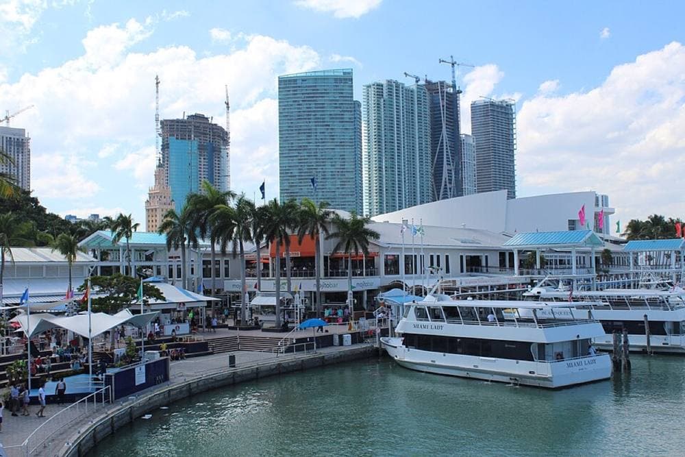 Baysidemarketplace · CC BY-SA 4.0 · https://commons.wikimedia.org/wiki/File:Bayside_Marketplace_Waterside.jpg Island Queen Cruises, Bayside Marketplace, Miami