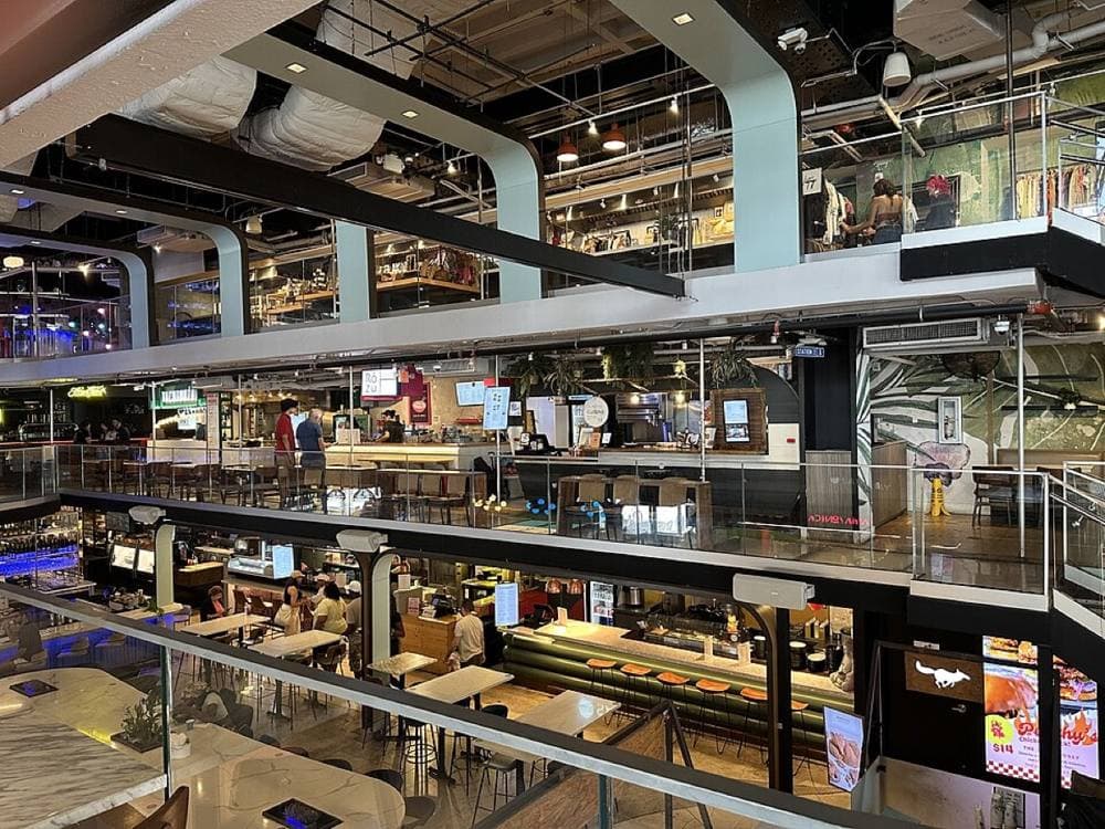Phillip Pessar · CC BY 4.0 · https://commons.wikimedia.org/wiki/File:Julia_&_Henry's_Food_Hall_Downtown_Miami_6_July_2025_-_20.jpg Julia & Henry's, Miami