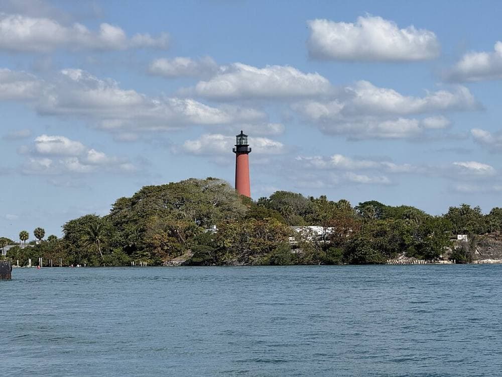 Dough4872 · CC BY-SA 4.0 · https://commons.wikimedia.org/wiki/File:Jupiter_Inlet_Light_from_Dubois_Park.jpeg Jupiter Inlet / DuBois lagoon, Jupiter