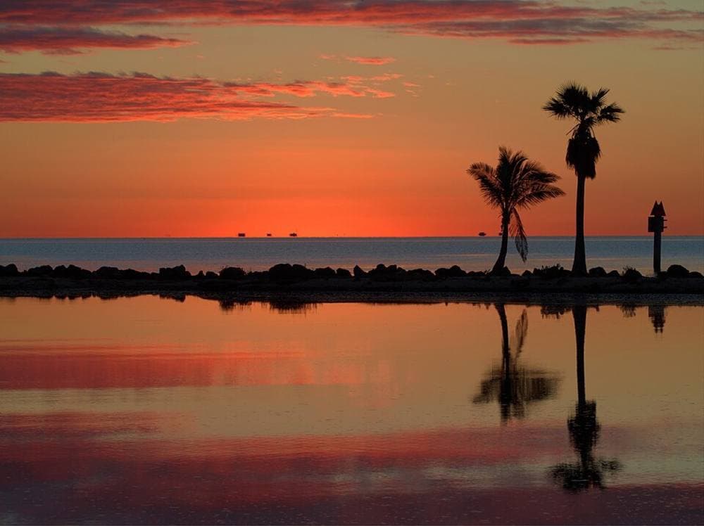 joiseyshowaa · CC BY-SA 2.0 · https://commons.wikimedia.org/wiki/File:Stiltsville_Dawn.jpg Key Biscayne sandbar charters, Key Biscayne