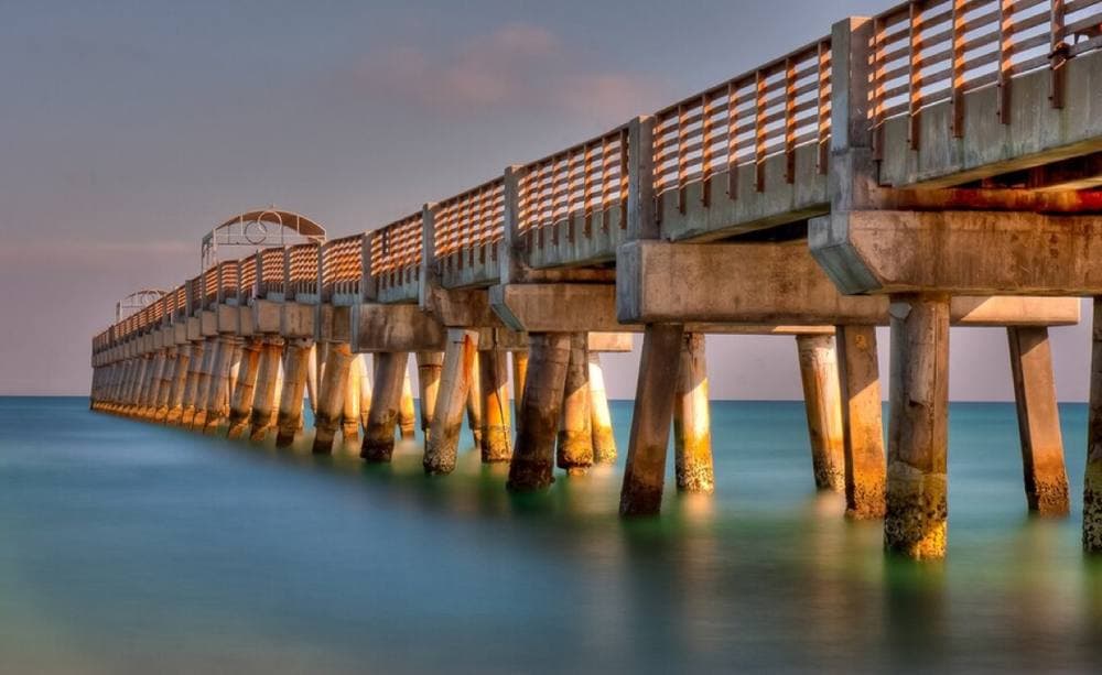 Gszrir · CC BY-SA 3.0 · https://commons.wikimedia.org/wiki/File:Lake_Worth_Florida_Pier.jpg Lake Worth Pier & Boynton Inlet, Boynton Beach