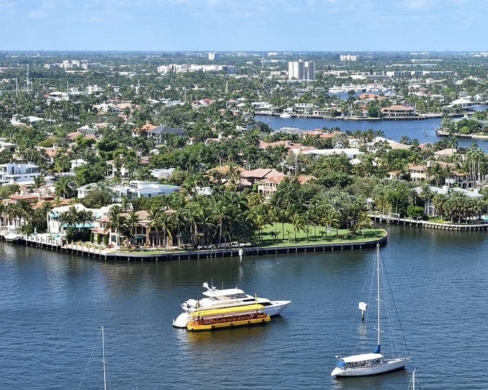 Tamanoeconomico · CC BY-SA 4.0 · https://commons.wikimedia.org/wiki/File:Diesel_Delivery_(Fort_Lauderdale,_Florida).jpg Las Olas Isles canals, Fort Lauderdale (Las Olas PaddleBoards, NE 20th Ave)