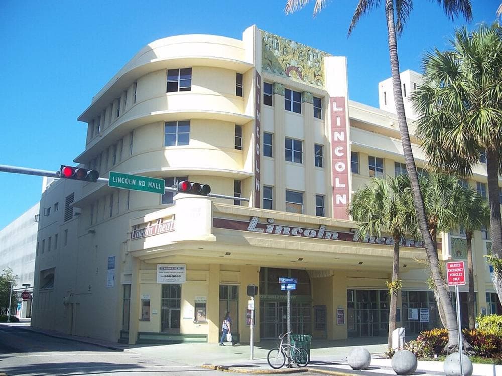 Ebyabe · CC BY-SA 3.0 · https://commons.wikimedia.org/wiki/File:Miami_Beach_FL_Lincoln_Mall_Lincoln_Theatre02.jpg Lincoln Road, Miami Beach