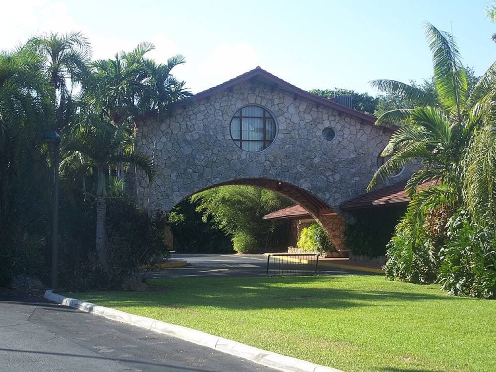 Ebyabe · CC BY-SA 3.0 · https://commons.wikimedia.org/wiki/File:Pinecrest_Gardens_FL_park_entr04.jpg Pinecrest Gardens Farmers Market, Pinecrest