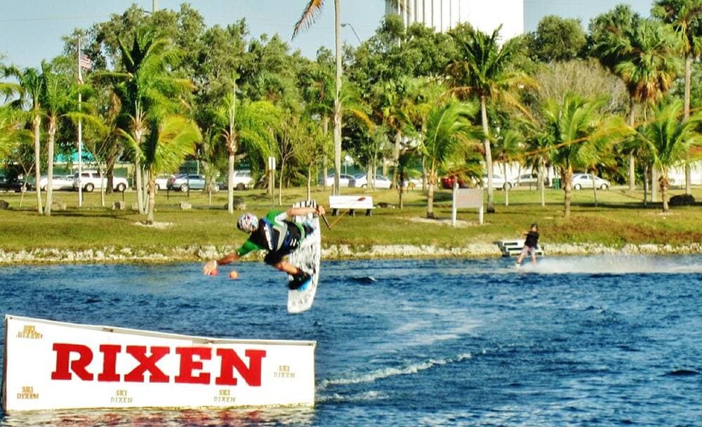 Richard Mc Neil · CC BY 3.0 · https://commons.wikimedia.org/wiki/File:Joli_saut,_comment_sera_l'amerissage%5E_Quiet_Waters_Park,_Deerfield_Beach,_Florida,_USA._Good_Jump_-_panoramio.jpg Quiet Waters Park, Deerfield Beach