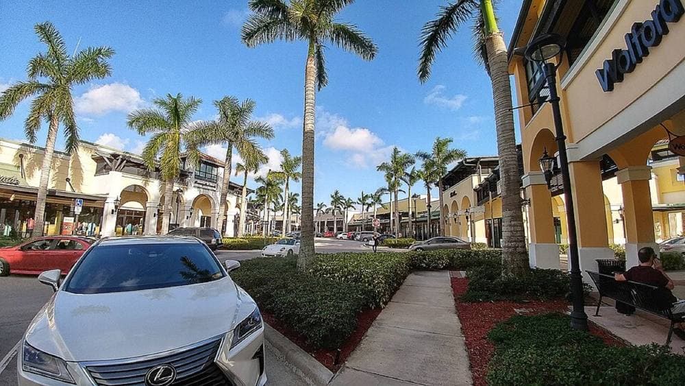 Cmasi · CC BY-SA 4.0 · https://commons.wikimedia.org/wiki/File:Sawgrass_Mills_180144.jpg Sawgrass Mills, Sunrise