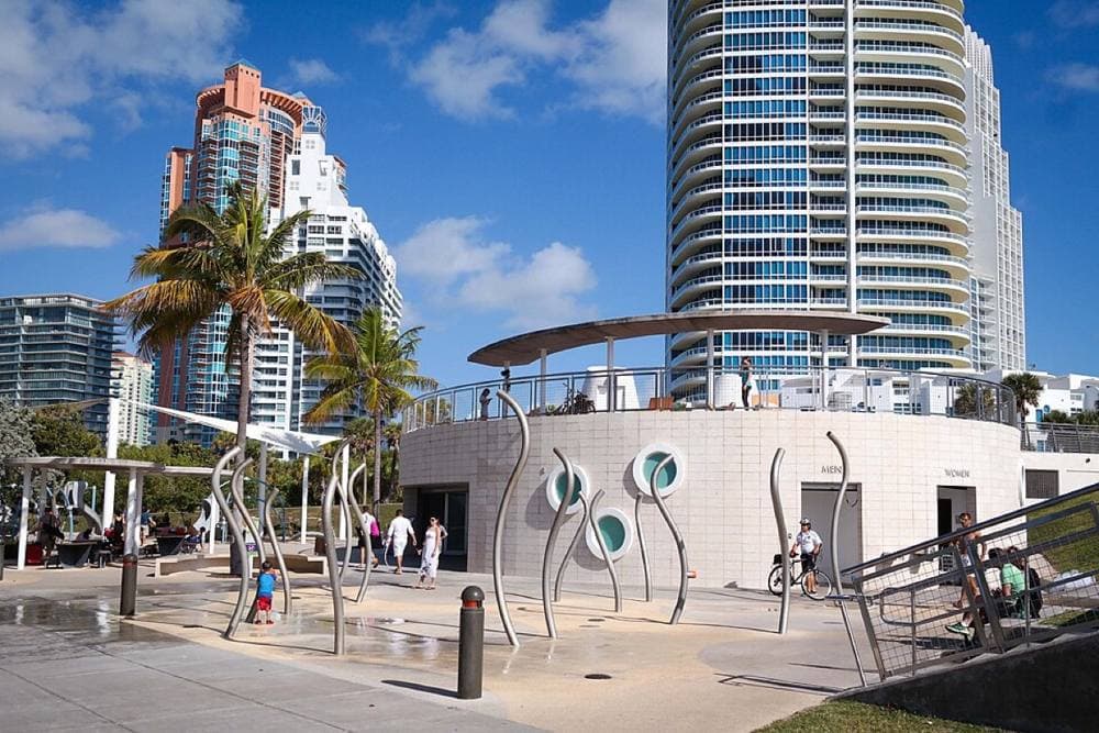 Visitor7 · CC BY-SA 3.0 · https://commons.wikimedia.org/wiki/File:South_Pointe_Park-3.jpg Smith & Wollensky, South Pointe Park