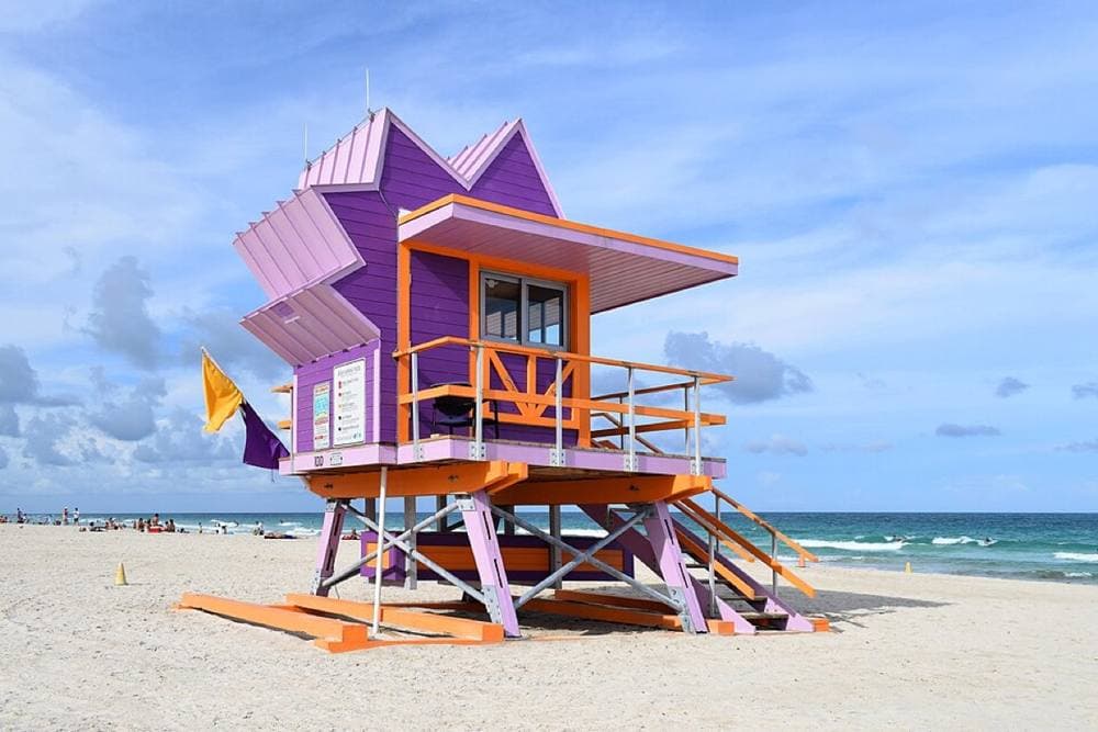 Radomianin · CC BY-SA 4.0 · https://commons.wikimedia.org/wiki/File:Lifeguard_stand,_Miami_Beach.jpg South Beach (1st–5th St), Miami Beach