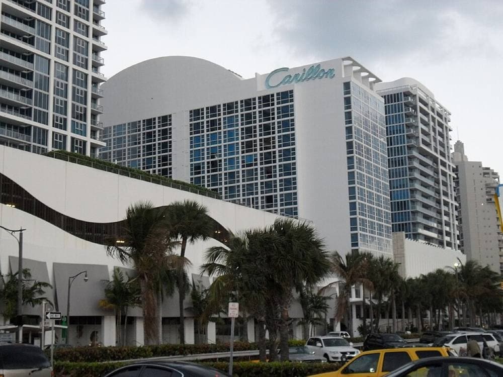 Daniel Christensen · CC BY-SA 3.0 · https://commons.wikimedia.org/wiki/File:Carillon_Beach_Hotel,_North_Shore,_Miami_Beach,_FL.jpg Tambourine Room ★, Carillon, Miami Beach