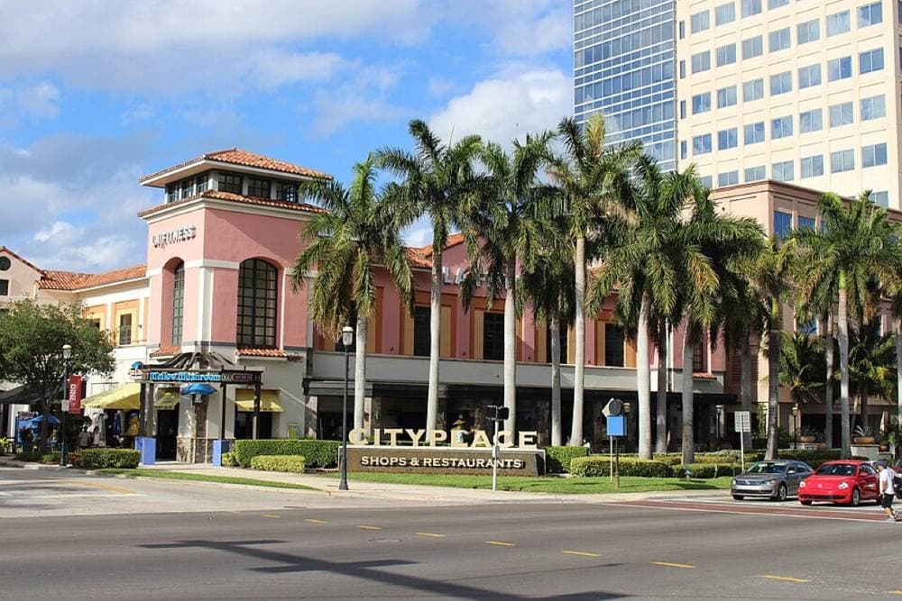 Michael Rivera · CC BY-SA 4.0 · https://commons.wikimedia.org/wiki/File:CityPlace,_Rosemary_Ave_entrance,_West_Palm_Beach.jpg The Square (Rosemary Square) & Clematis St, West Palm Beach
